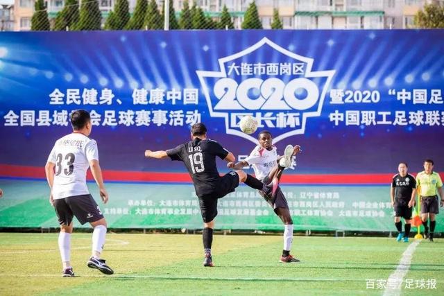巴萨备战欧冠，弗里克与年轻球员交流，马丁恢复训练